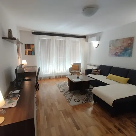 Rena - Private Parking